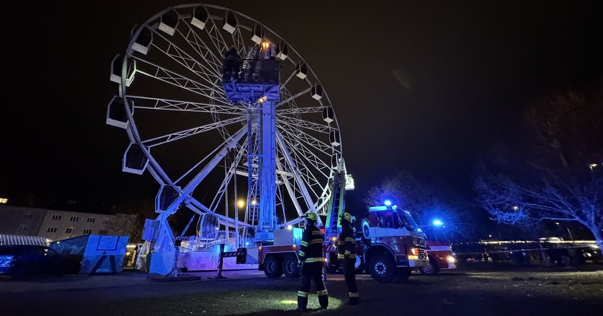 Drama na vánočních trzích v Olomouci: Na ruském kole uvízlo 34 lidí. O den později už zase jezdí