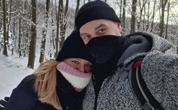 Zuzana Čaputová se s přítelem vyfotila v přírodě. Hejteři komentují, že porušila lockdown, nevědí, kde jsou Malé Karpaty