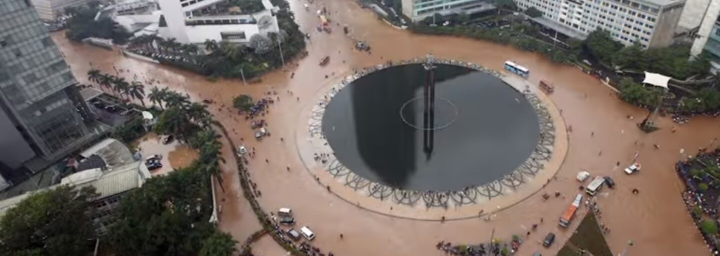 Zvlněné chodníky a propadávající se půda. Město Jakarta se potápí nejrychleji na světě