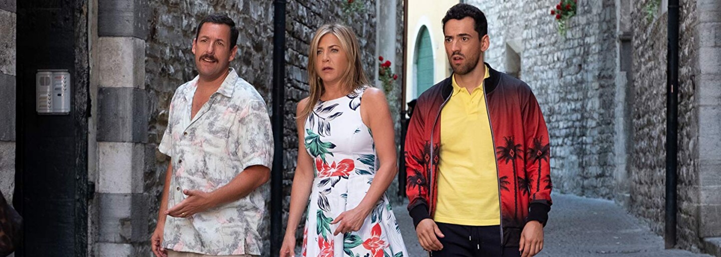 Zvodná Jennifer Aniston a Adam Sandler sú v komédii od Netflixu podozrievaní z vraždy dobodaného boháča