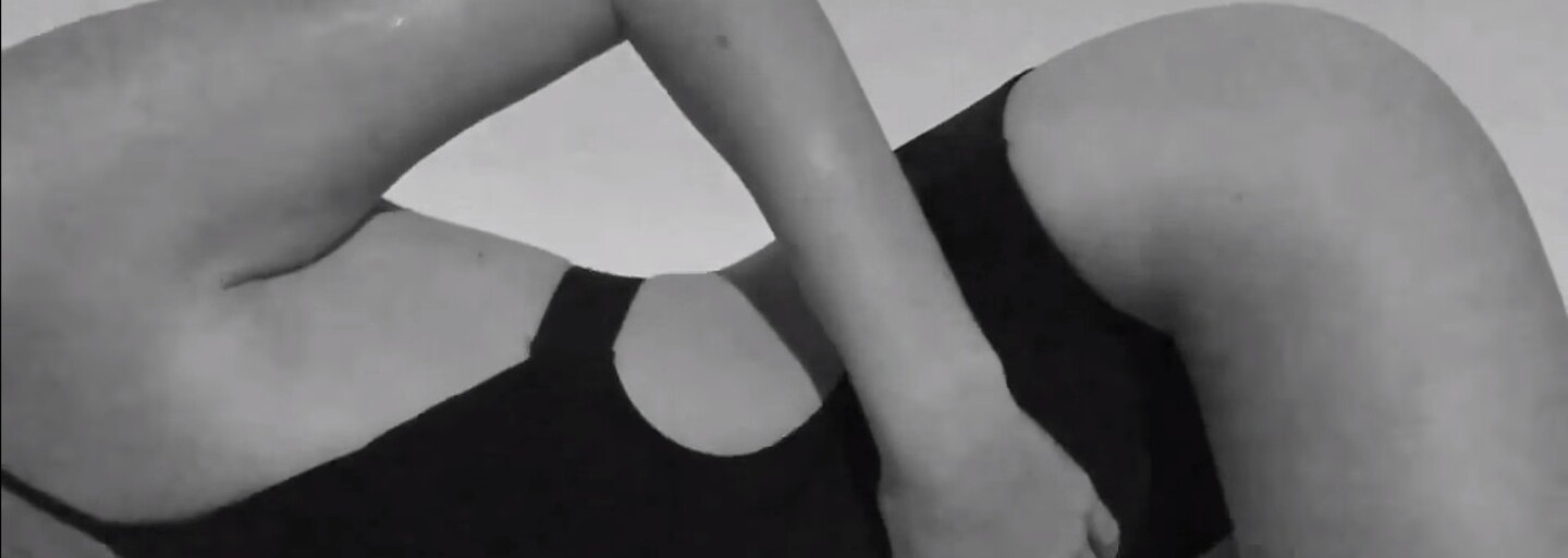 Svůdně se pohybující Kendall Jenner slaví návrat značky Calvin Klein k plavkám v krátkém videu