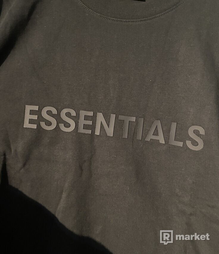 Essentials fear of god tee shirt