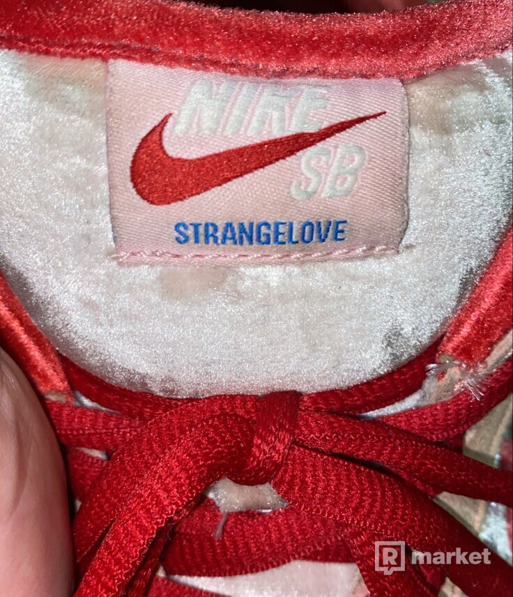 Nike sb dunk low x strangelove