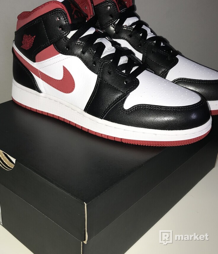 Nike Air Jordan 1 Mid Gym red