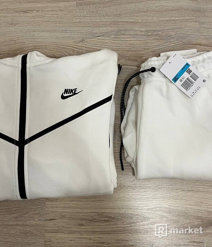 Nike tech fleece white