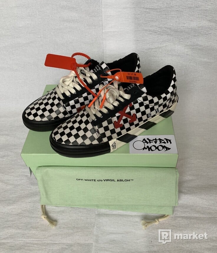 Off-white c/o Virgil Abloh low top checkered sneakers