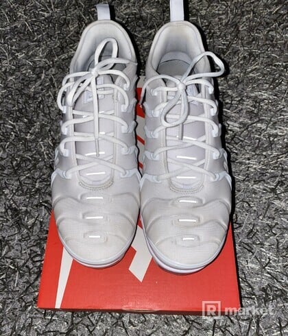Nike Air Vapormax plus white a Adidas NMD CS1