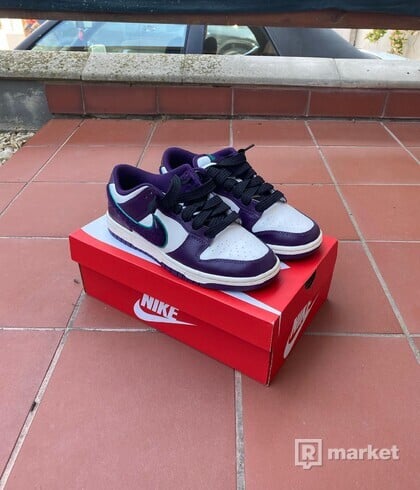 Nike dunk low chinille swoosh