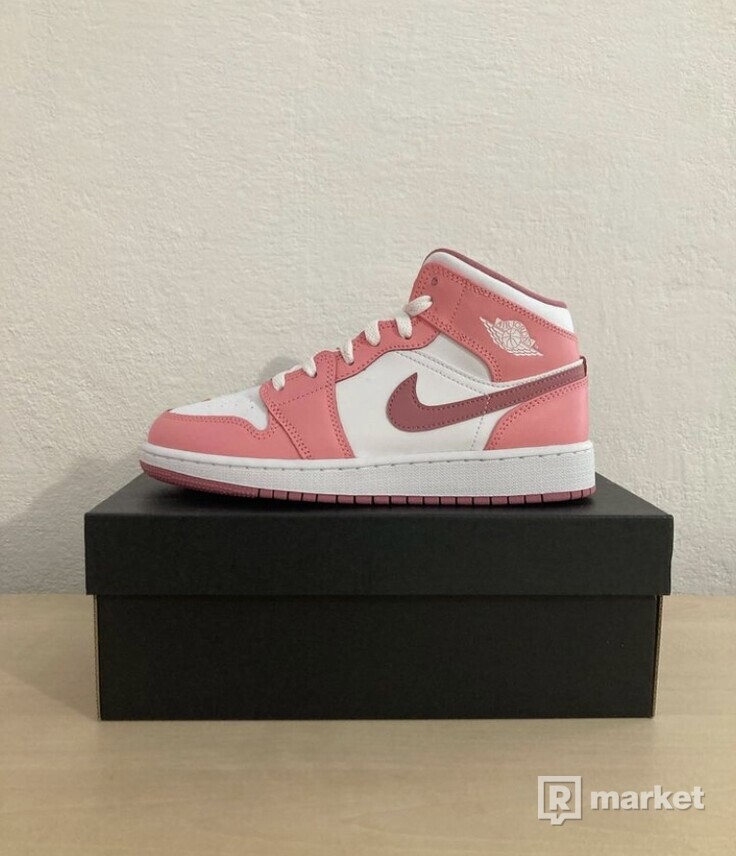 Nike Air Jordan 1 Mid Valentines Day