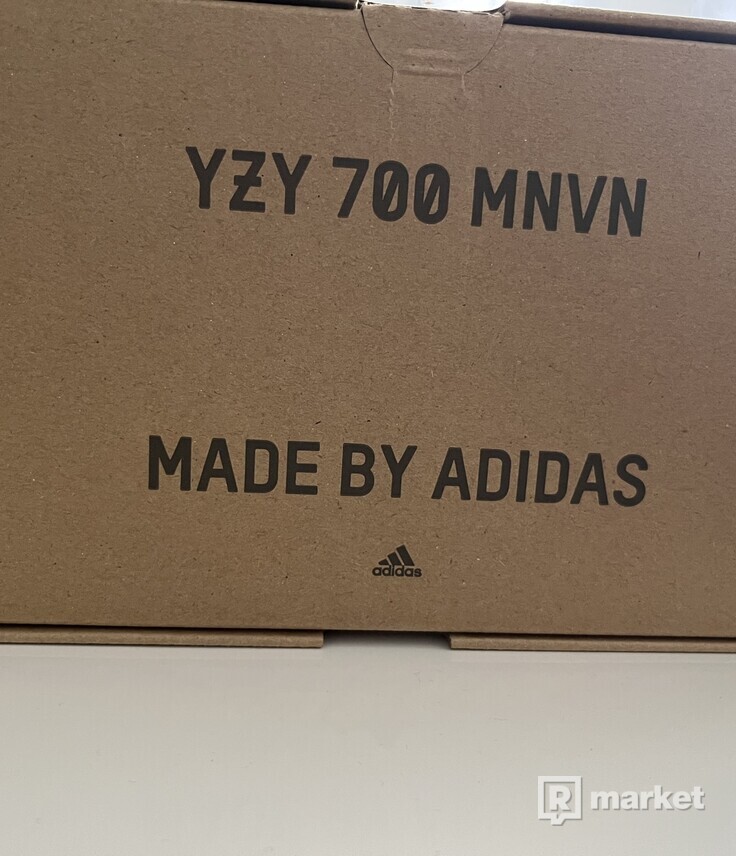 Adidas Yeezy 700