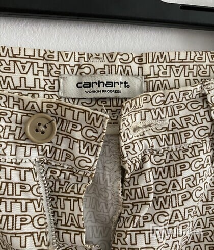 Carhartt all over print logo pants gate nohavice