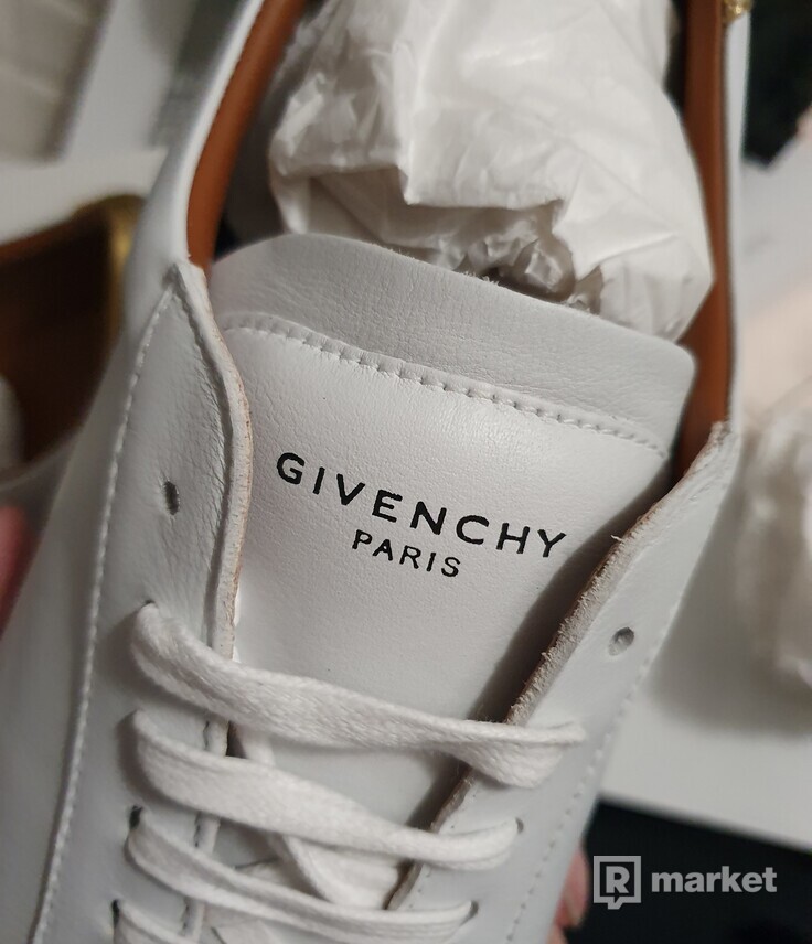 Givenchy low leather gold sneakers