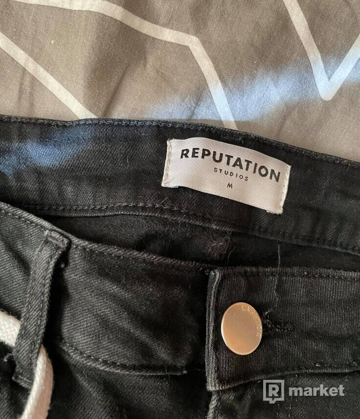 Lakenzie (Reputation Studios) bolt jeans