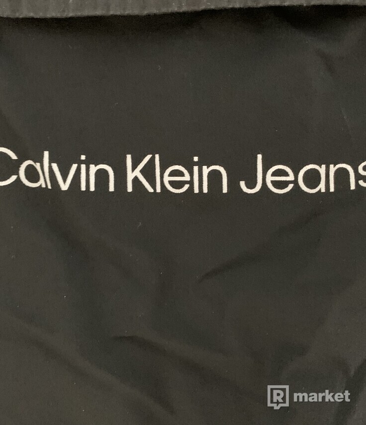 Šušťakové kapsáče Calvin Klein