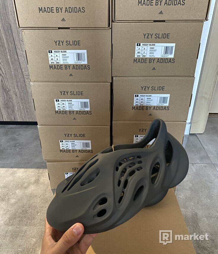 adidas Yeezy Foam RNR "Carbon"