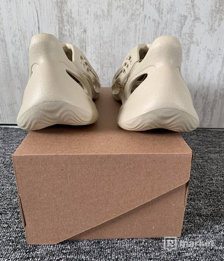 adidas Yeezy Foam RNNR Sand (US9)