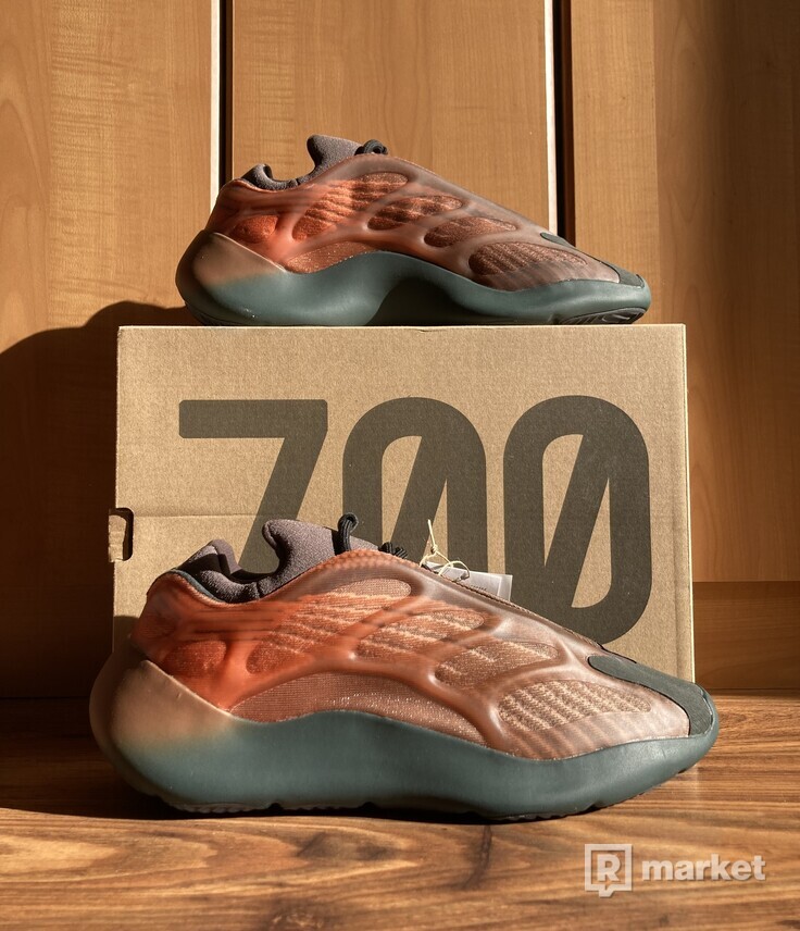 Adidas yeezy 700 copper fade