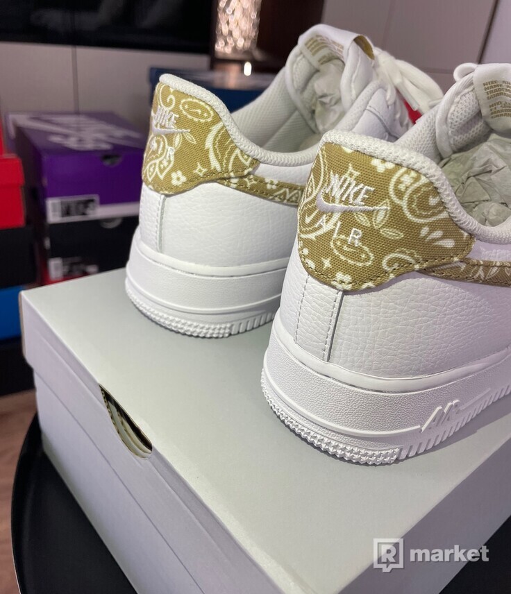 NIKE AIR FORCE 1 LOW WHITE BARELY