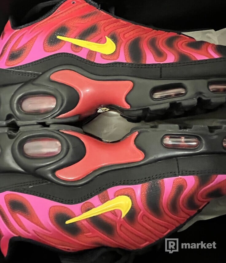 Nike Tn Air Max Plus x Supreme Fire Pink