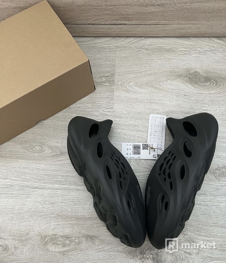 Yeezy Foam Runner “Carbon”