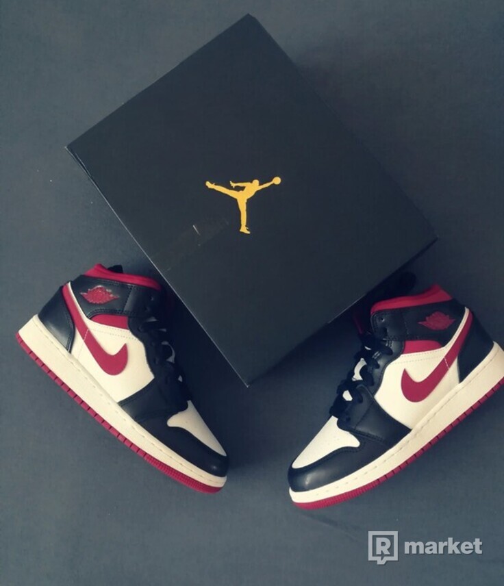 Nike Air Jordan 1 Mid Gym Red