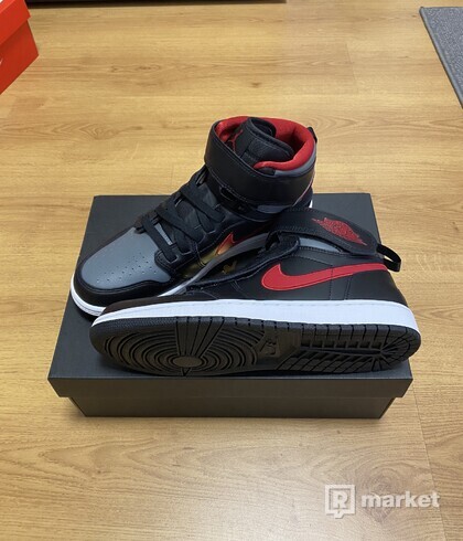 Nike Air Jordan 1 mid flyease