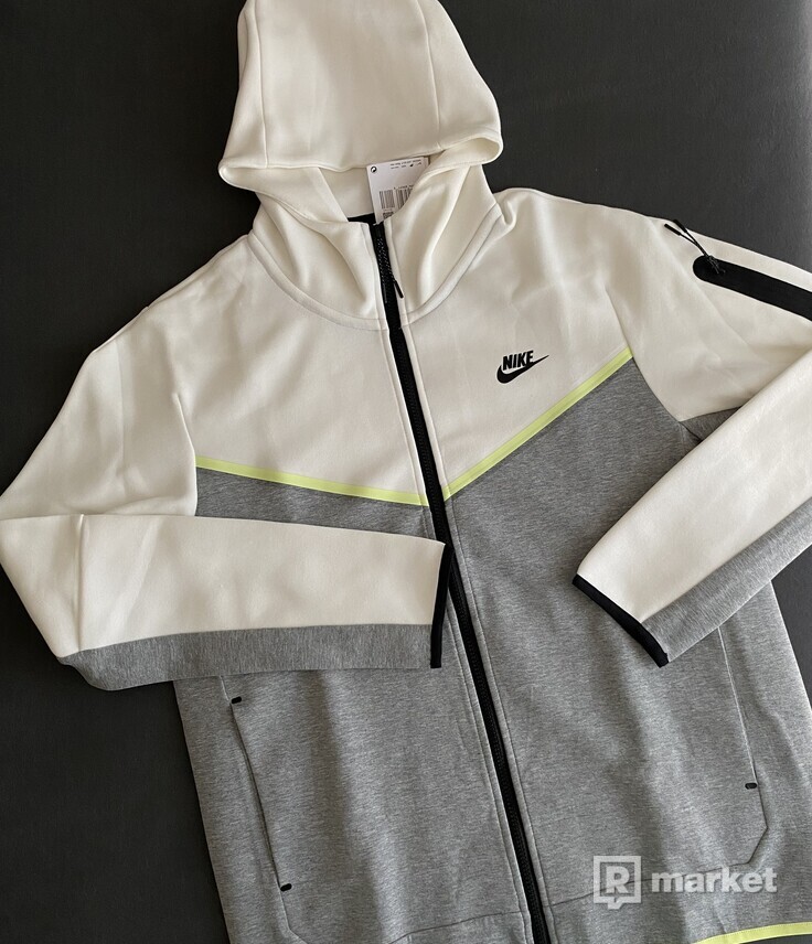 Nike Tech Fleece top