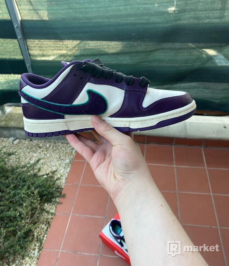 Nike dunk low chinille swoosh