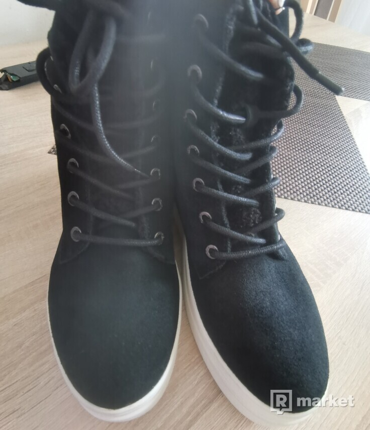 Mäkkučké čierne šnurovacie topánky s kožušinkou