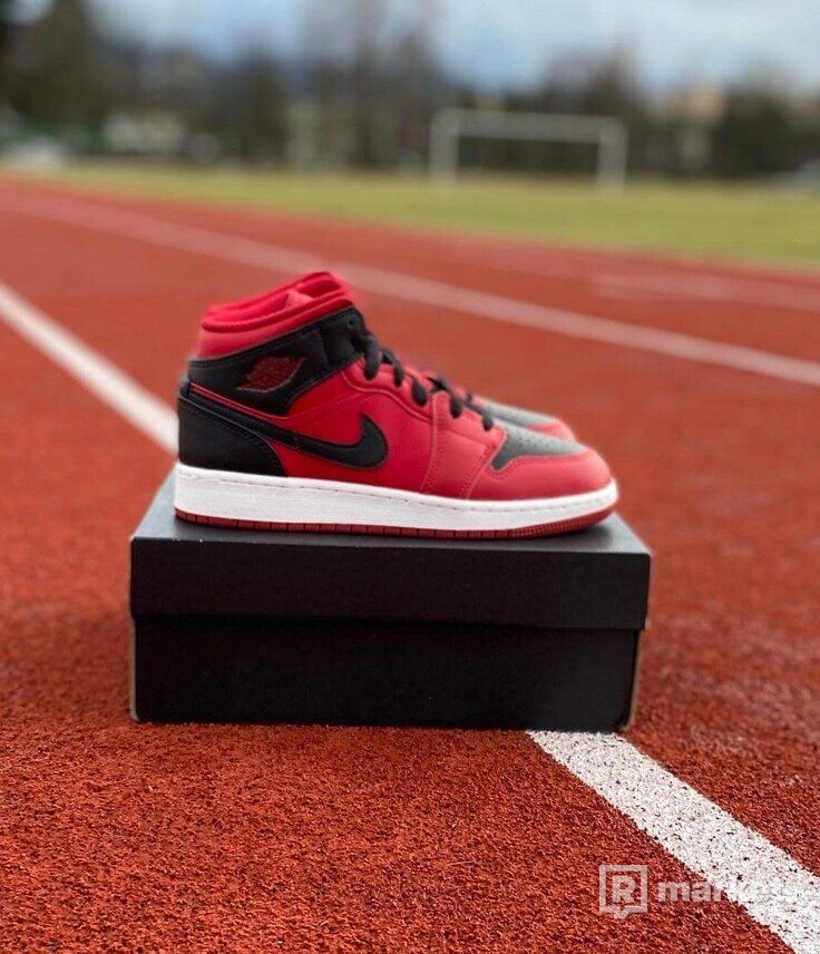 Nike Air Jordan 1 Mid Reverse Bred