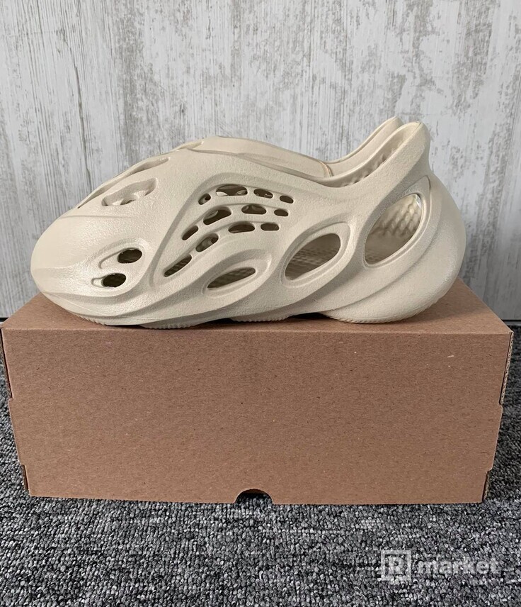 adidas Yeezy Foam RNNR Sand (US9)