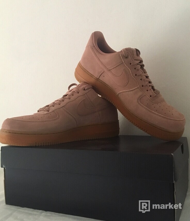 Nike Air Force 1 LV8 Suede