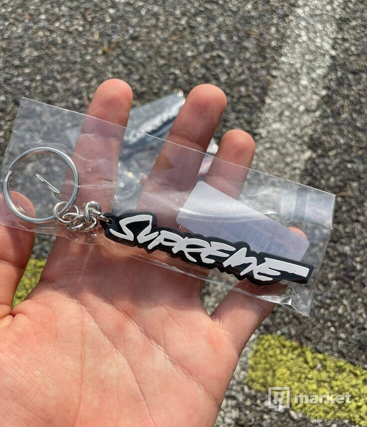 Supremew Futura logo Keychain
