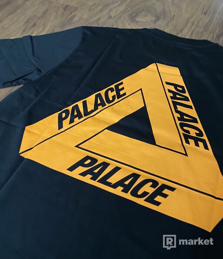 Palace Tri-To-Help Tee L