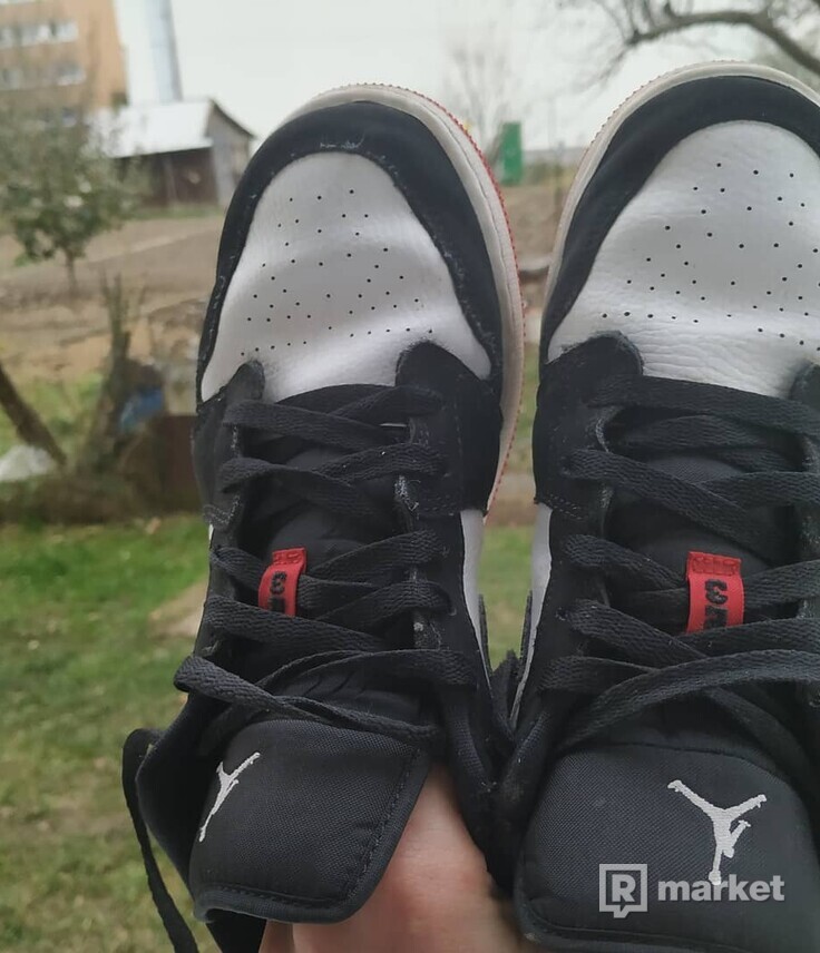 Nike Air Jordan 1 Low black toe