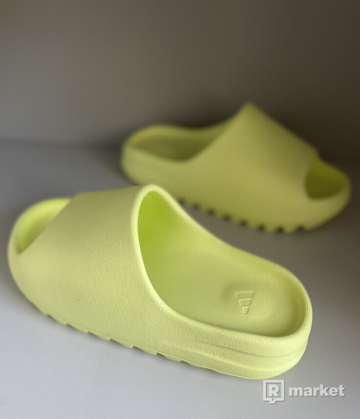 Yeezy Slides Green Glow 42, 51