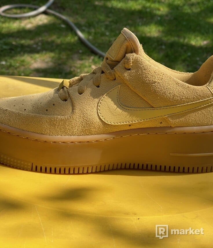 Nike Air Force 1 W Sage Low Club Gold