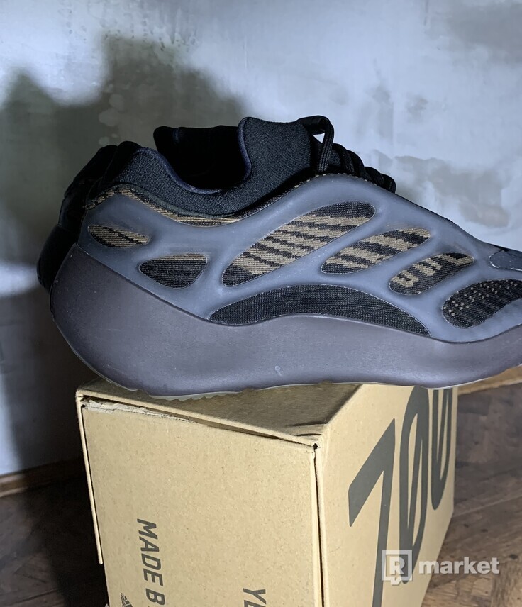 Adidas Yeezy 700 V3 claybrown