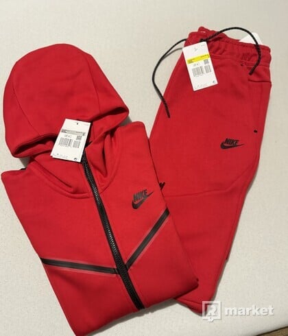 Nike Tech Fleece red