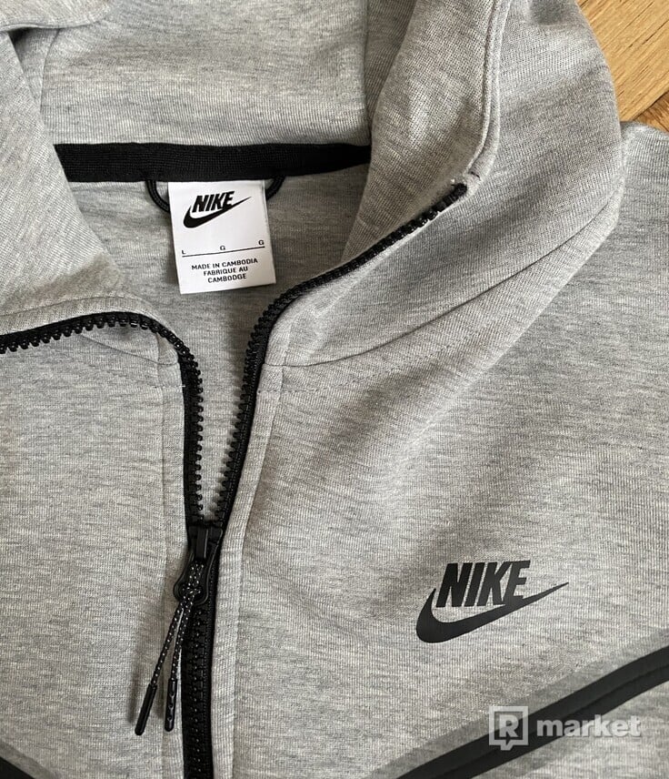 Nike Tech Fleece (velkost L)