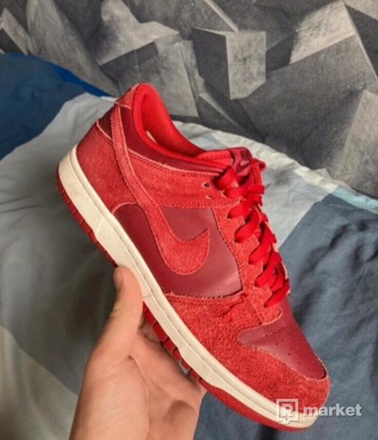 Nike SB Zoom Dunk Low Track Red