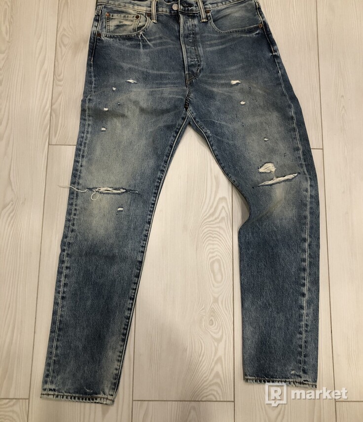 Levi’s ripped jeans