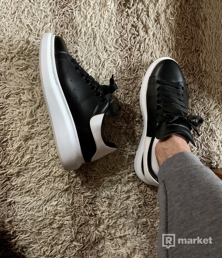 Men's Oversized Sneaker in Black/white