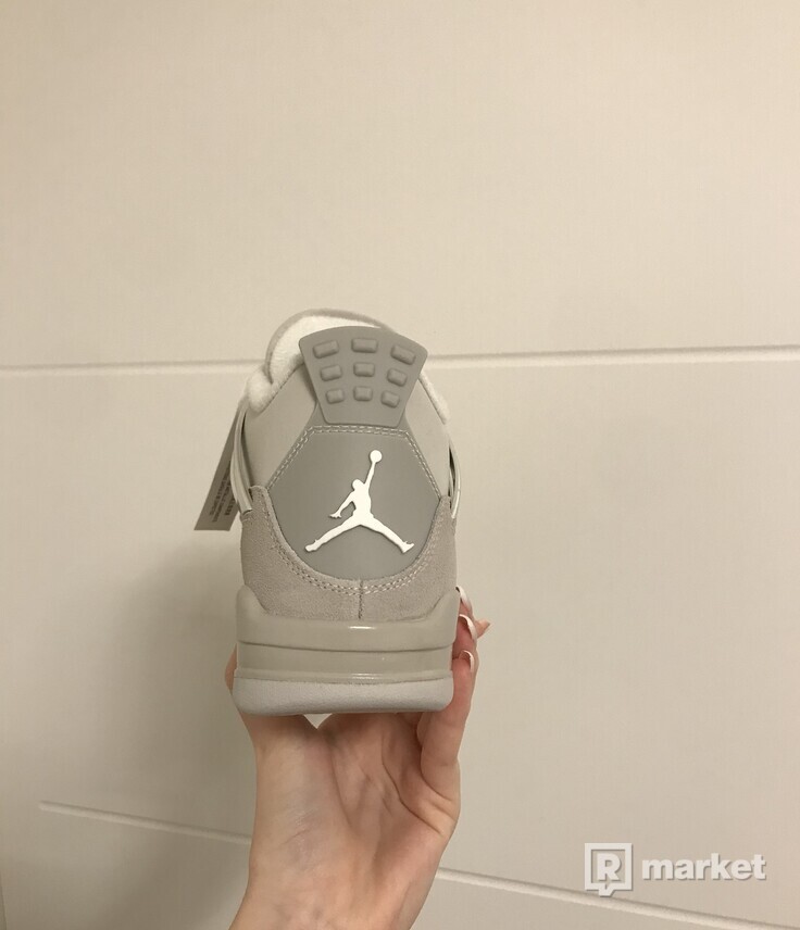 Air Jordan 4 frozen moments