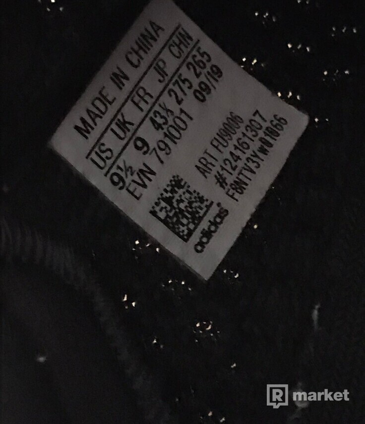 Adidas Yeezy Black non-reflecive 43