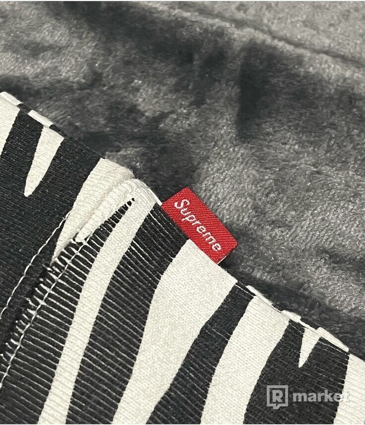 SUPREME BOX LOGO CREWNECK FW22 "ZEBRA"