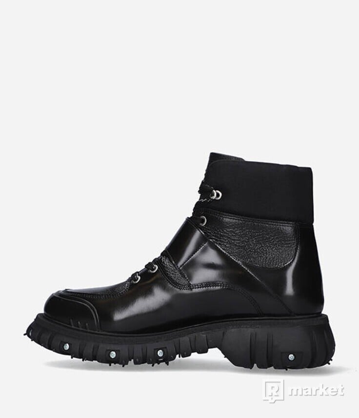 Filling Pieces Worker Boot