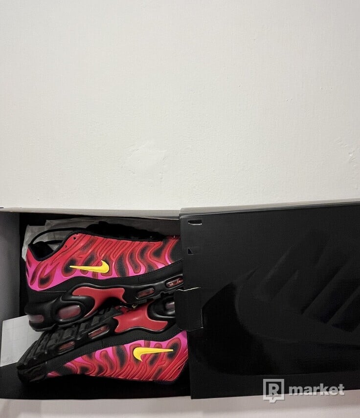 Nike Tn Air Max Plus x Supreme Fire Pink
