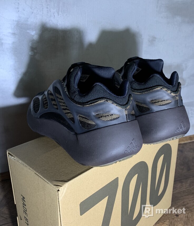 Adidas Yeezy 700 V3 claybrown
