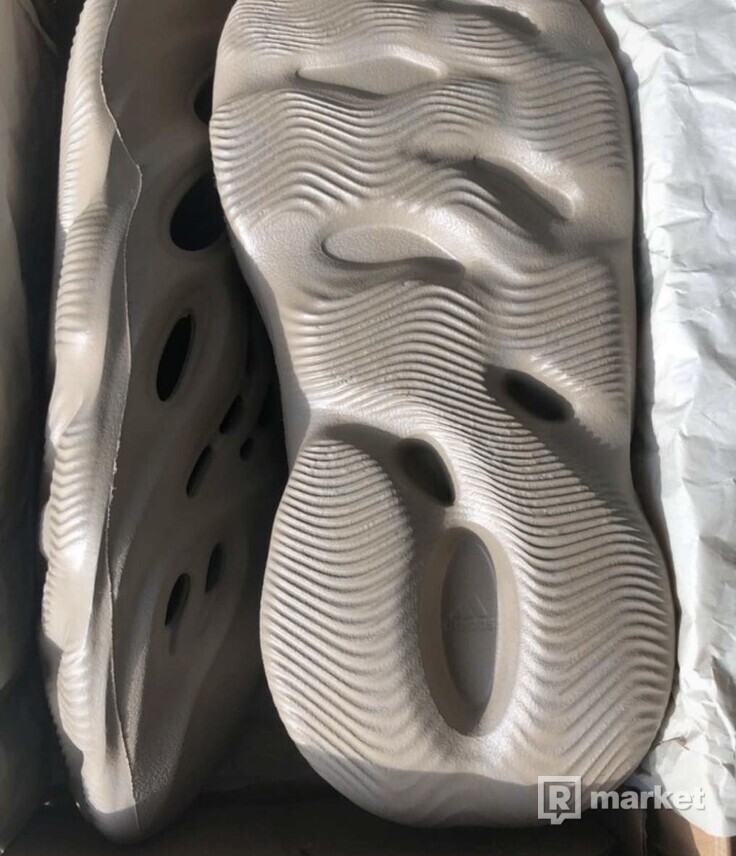Adidas Yeezy Foam RNNR- Carbon